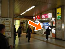 小田急線改札口に向かう階段