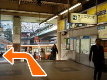 切符売り場の前