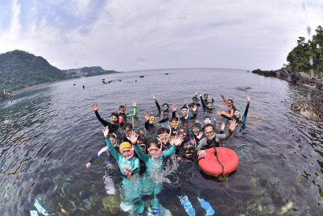 シュノーケリング水面集合写真