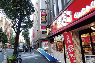 ファミリーマート超えて、銀だこさんの角を右に曲がります。