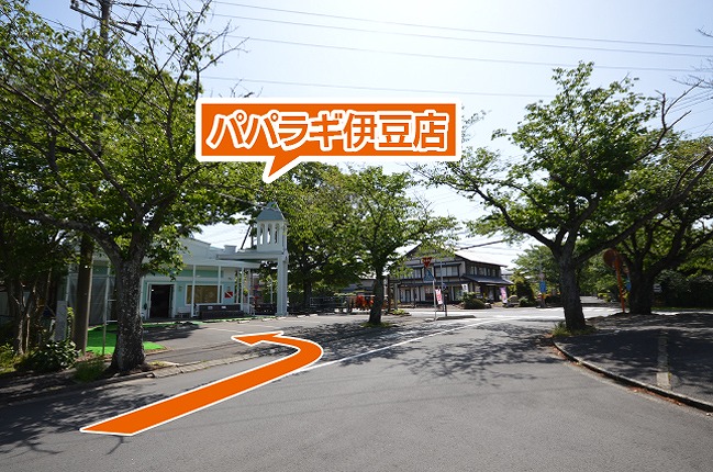 坂を下りきった左手に、三角屋根の小さな塔が
ついた建物が見えます。こちらが伊豆店です。