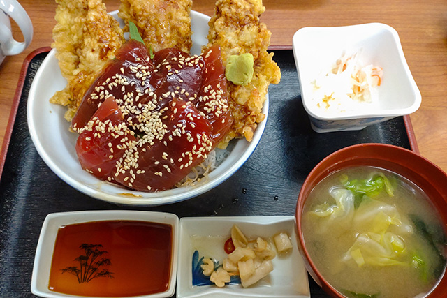 マグロ天ぷら入りのまんぷく丼