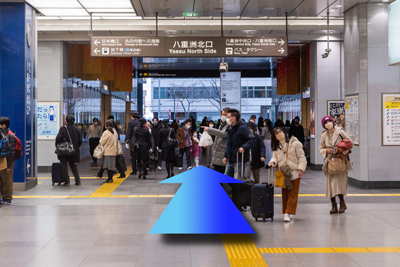 JR東京駅改札口を出て、八重洲北口方面に向かいます。<