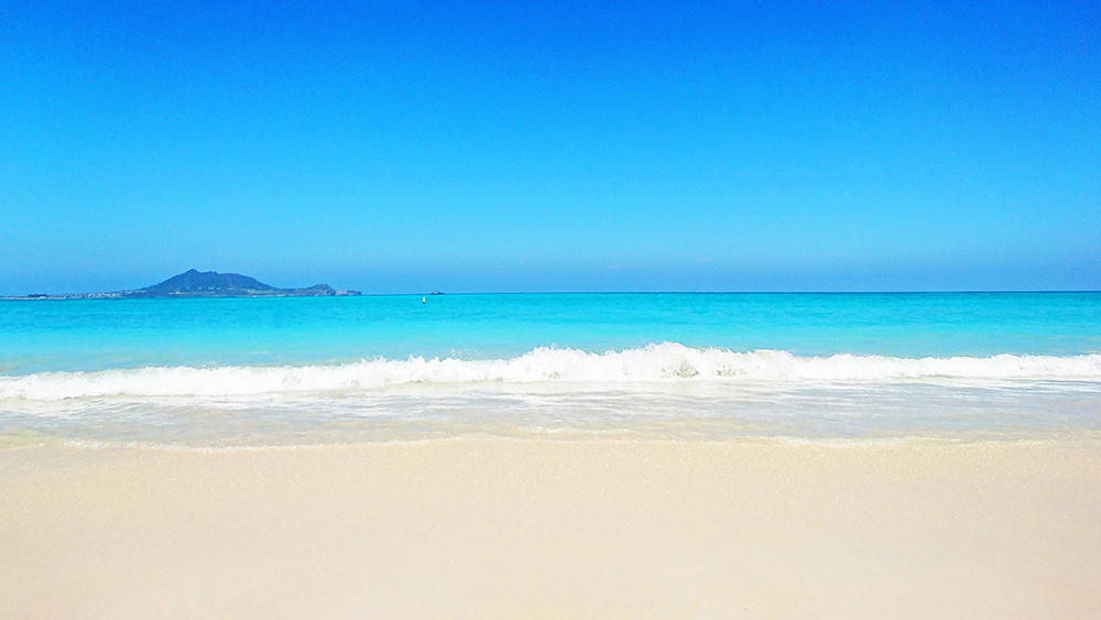 沖縄の海の砂は白い