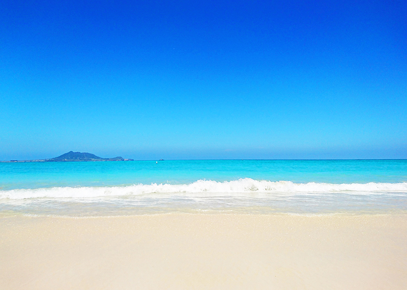 沖縄の海の砂は白い