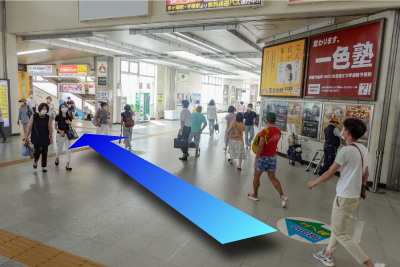 小田急線改札口に向かう階段を降ります。