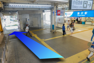 小田急線改札前を通り抜けます。