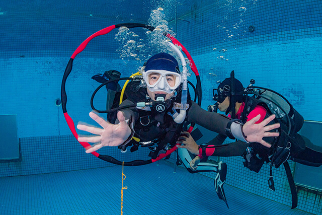 水中での浮遊体験の様子