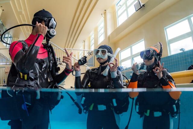 浅いプールでの体験開始