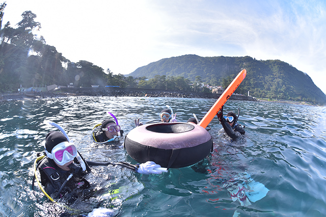 水面で講習を行う様子