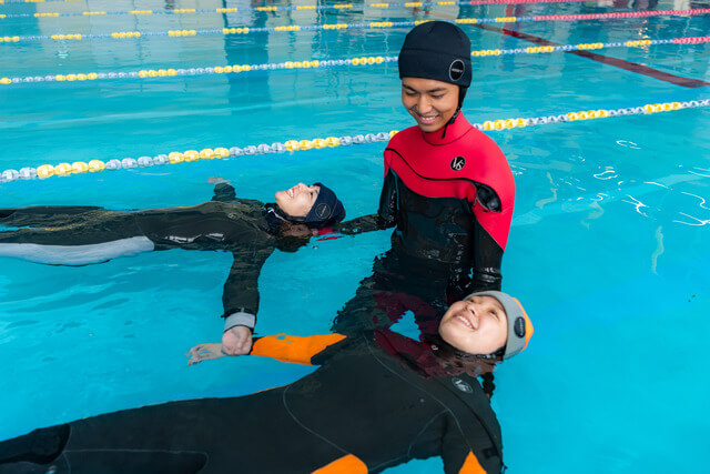 ウェットスーツで安全に浮く様子