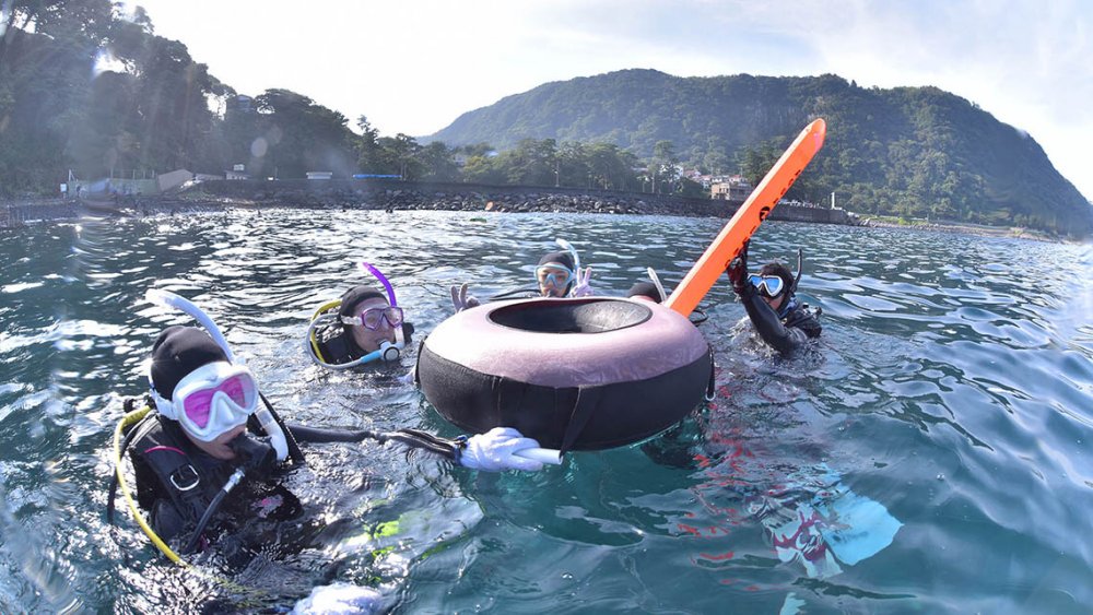 水面で講習を行う様子