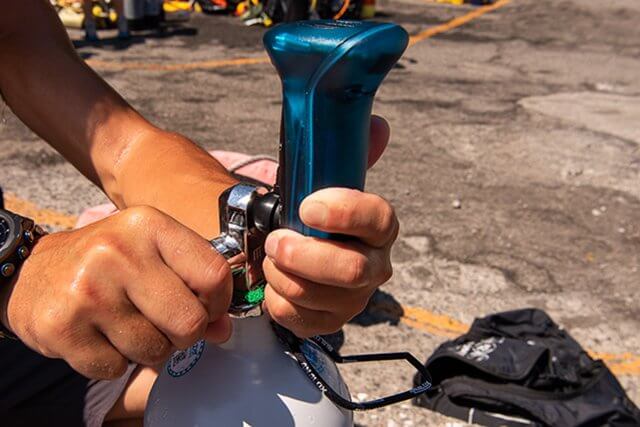 アナライザーを使って、シリンダーの酸素の割合をチェック。