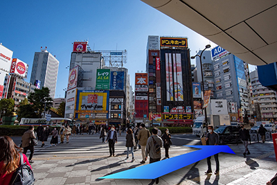 駅を出たら右へ。西武本店さん方面へ向かいます。