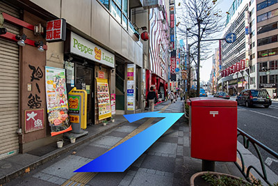 郵便ポストが目印。