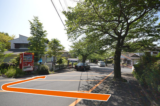 3、階段、またはスロープを降りたら、道路を横断し、右へ向かってください。