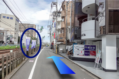 線路沿いにのぼりが見えてきたらすぐです。