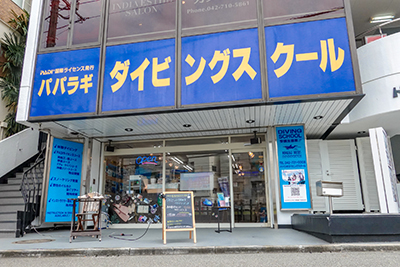 明るいスタッフが、とびきりの笑顔で