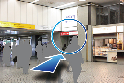 改札を出たら、正面に向かって右手のエスカレーターを上って地上に出てください。