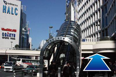 地上に出たら右に向かいます。