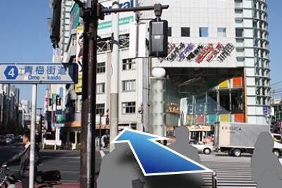 青梅街道沿いの交差点を渡ります。向かいのビルはパチンコ屋です。