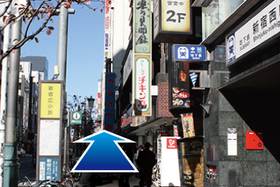 交差点を渡ったら大通りをまっすぐ道なりに進みます。