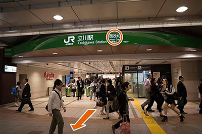 JR立川駅 西改札口を出ます。
