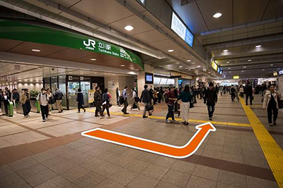 左方向・北口広場へ向かいます。→ 3へ