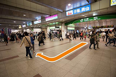 右方向・北口広場へ向かいます。→ 3へ