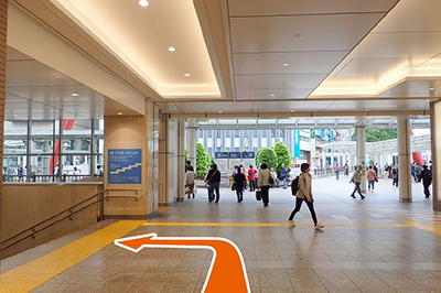 広場前のパスポートセンター行きの階段を下ります。