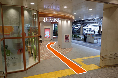 階段を下りて右の歩道に出ます。