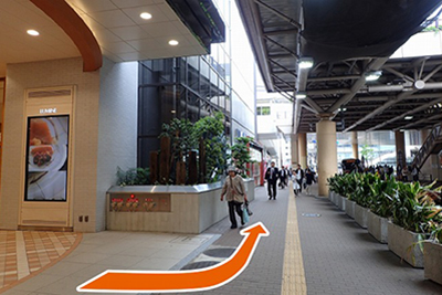 歩道を直進します。