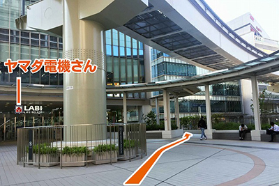 ヤマダ電機さんを左手に見ながら進みます。