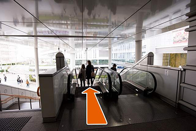 つきあたりのエスカレーターを降ります。