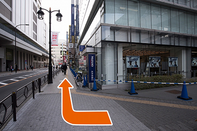 そのまま道なりに歩きます。