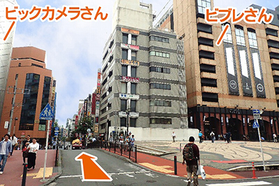 左手にビックカメラさん、右手にビブレさんが見えてきます。さらに直進します。