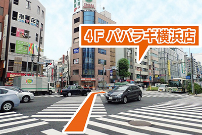 交差点を渡ったこのビルの4Fです。