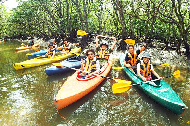 マングローブの中をカヤックで