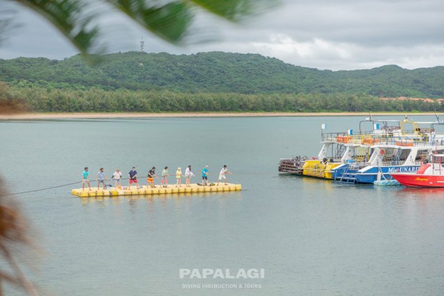 いかだでボートへわたります