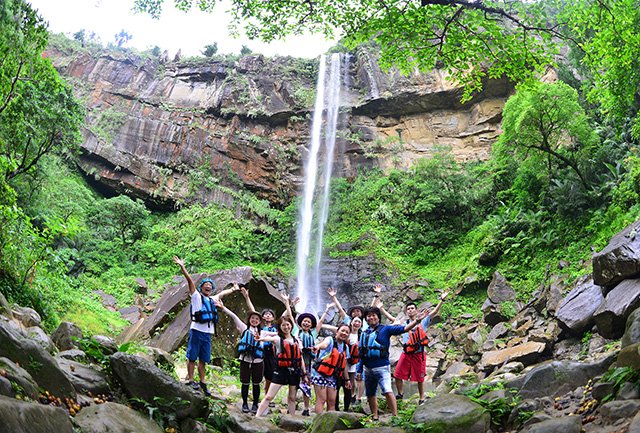 落差55ｍと沖縄イチの「ピナイサーラの滝」山と河と海がつながっているのを感じよう。