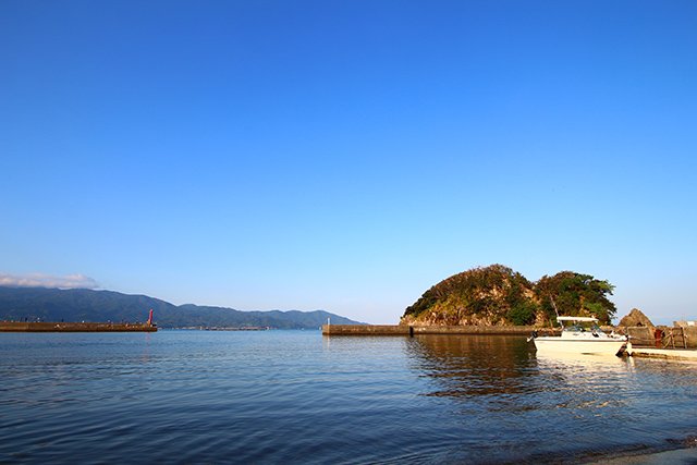 穏やかな獅子浜のビーチ