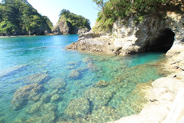入り組んだ地形の浮島ビーチ