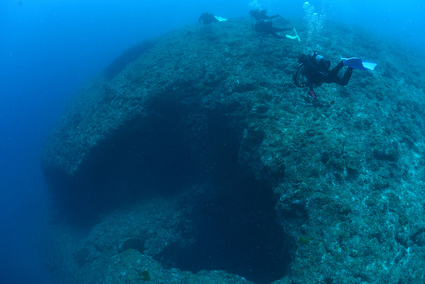 至るところにタテにもヨコにも洞窟が入り組んでいて地形派ダイバーにはたまらない！
