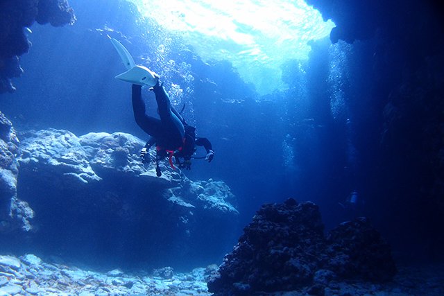 洞窟とダイバー