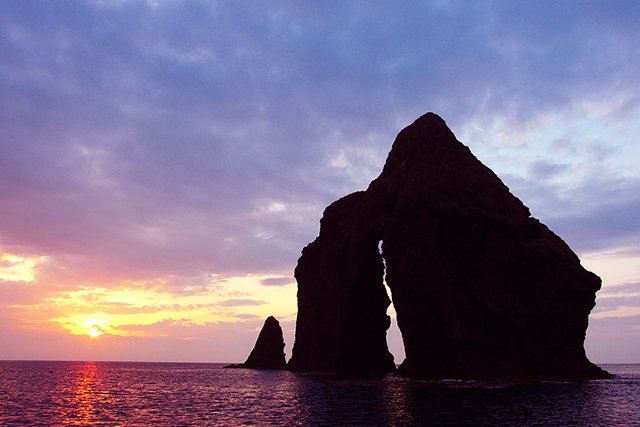 奇石を鮮やかに照らし出す