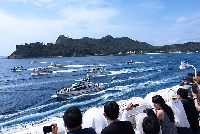 おがさわら丸を島の漁船がお見送り