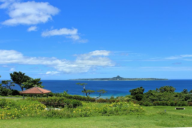 伊江島タッチューを本島から