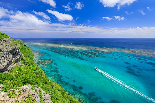 伊良部島の海を高台から