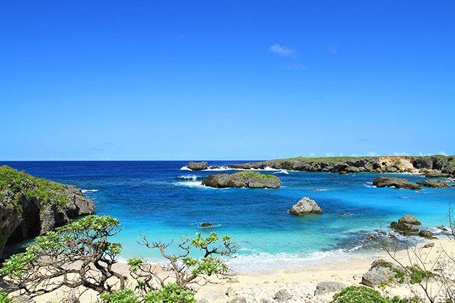 深いブルーの下地島の海