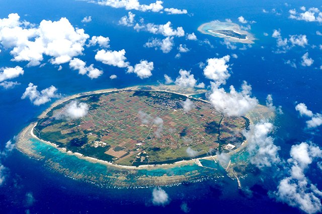 上空から見た多良間島と水納島